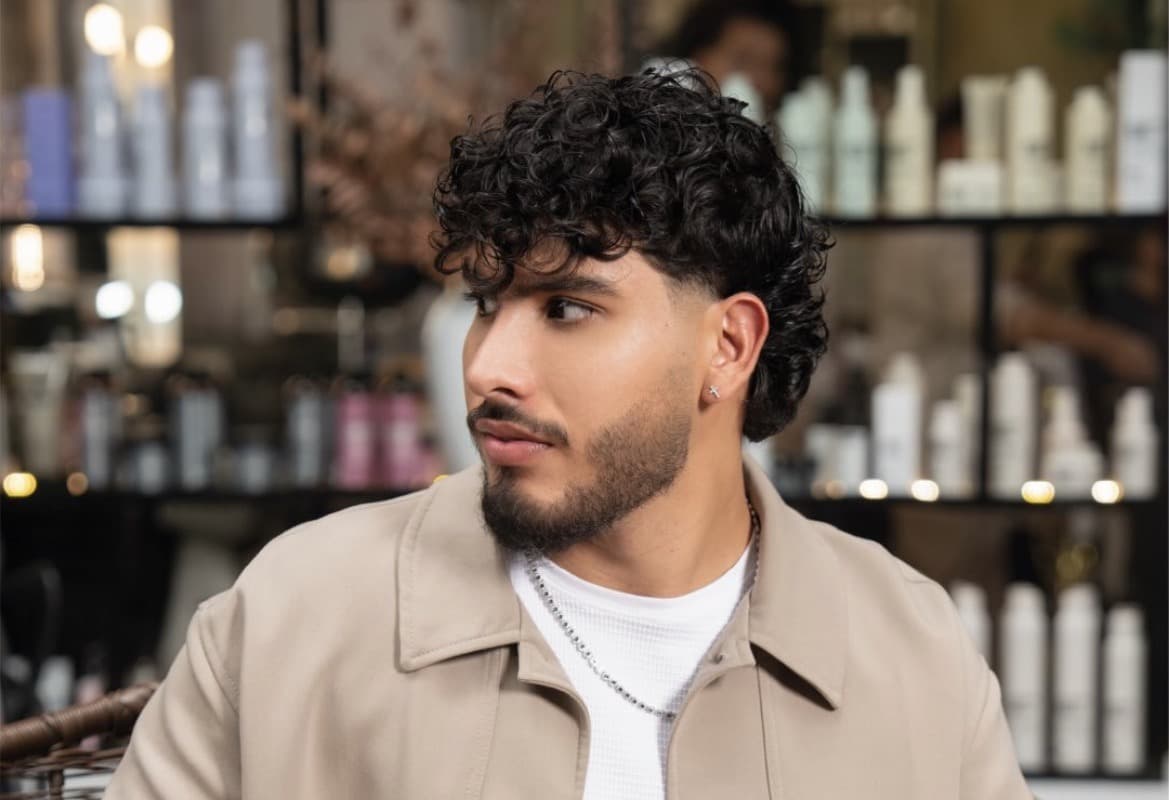 Cliente con corte y barba cuidados