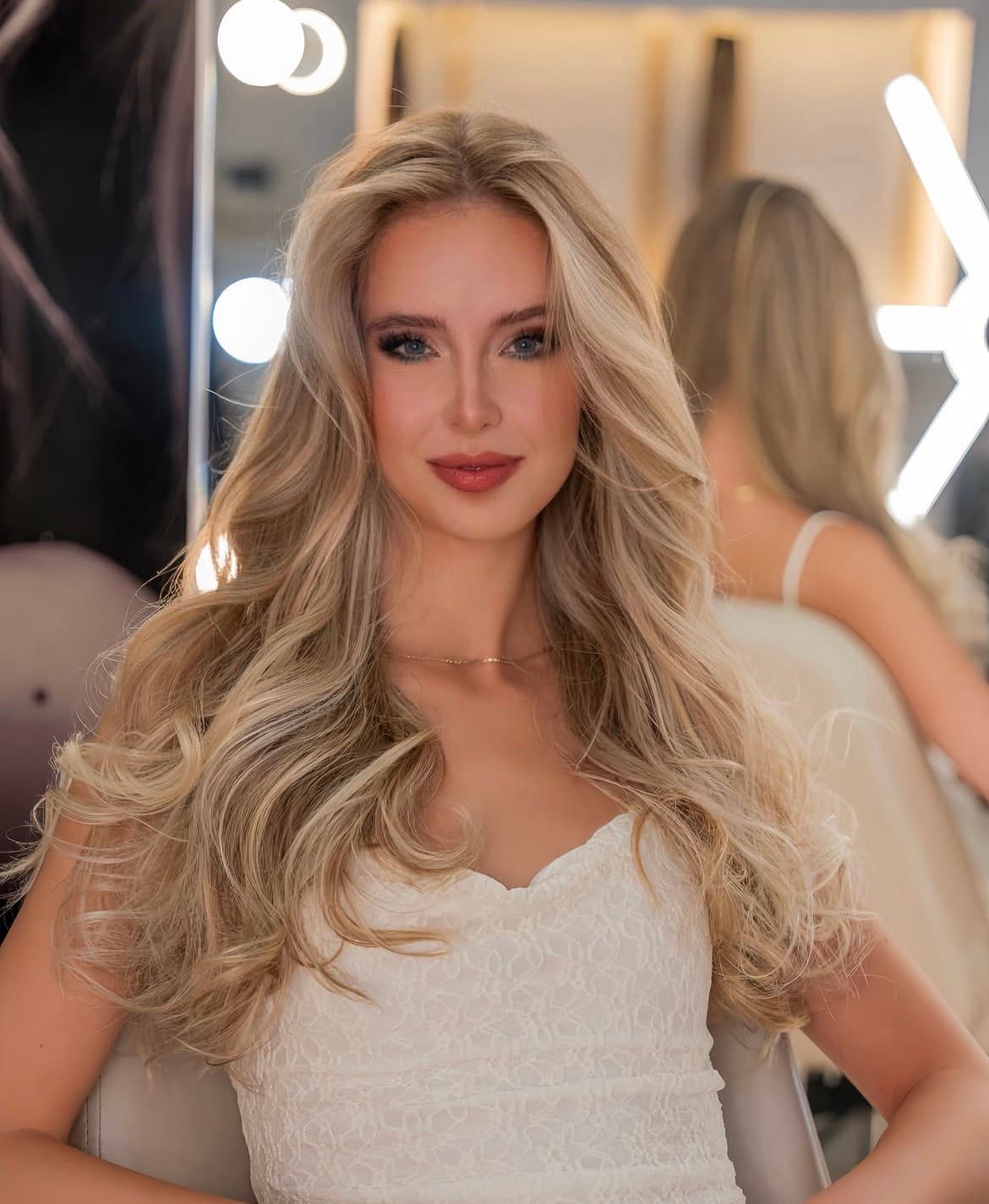 Clienta de Dashka con cabello rubio largo en ondas